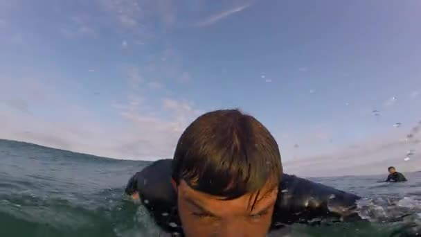 Κοντινό Πλάνο Αργή Κίνηση Του Όμορφος Τύπος Surfing Ένα Πράσινο — Αρχείο Βίντεο
