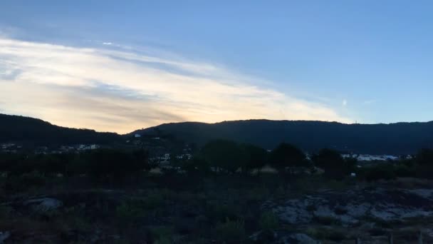 Καταπληκτική Ανατολή Βουνά Και Μπλε Ουρανό Φωτισμένα Σύννεφα Αφιέ Στο — Αρχείο Βίντεο