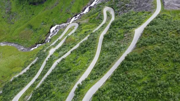 通往Voss Vestland和Vik之间的Rv13公路上的Vikafjellet山的令人惊奇的蜿蜒曲折的道路 独一无二的空中俯瞰着180度弯曲的疯狂道路 — 图库视频影像