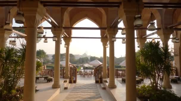 Γραφική Είσοδος Archway Στο Azhar Park Τους Ανθρώπους Που Περνούν — Αρχείο Βίντεο