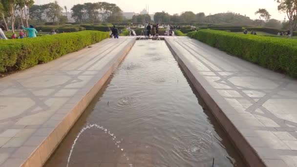 Aufgestellt Aus Einem Künstlichen Brunnen Den Gärten Des Azhar Parks — Stockvideo
