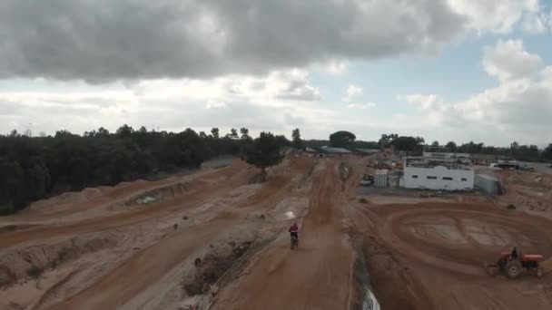 Panoramatický Pohled Skokový Trik Závodníka Motorce Zpomalený Pohyb — Stock video