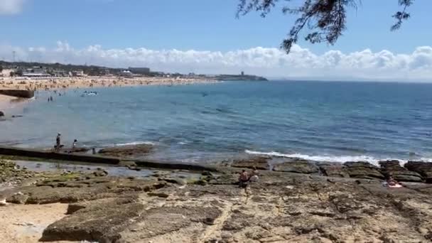 ポルトガルリスボン近郊のカルカベロスビーチにあるサンホアオ砦のパノラマビュー — ストック動画