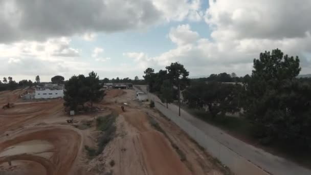 После Съёмок Professional Motocross Motorcycle Rider Driving Dune Further Road — стоковое видео
