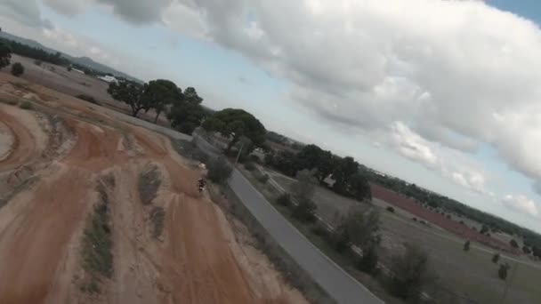 오토바이 경주자가 자전거를 비포장 도로에서 훈련을 스프링보드 Fpv 점프하는 장면은 — 비디오