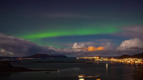 挪威Valderoy岛上空和海湾的时间之光 北极光和北极光 — 图库视频影像