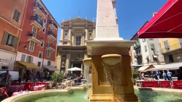 Nice Fransa Arka Planında Güzel Bir Katedrali Olan Şehir Meydanı — Stok video