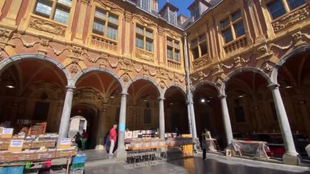 Αγορά Flea Στην Εσωτερική Αυλή Του Παλαιού Χρηματιστηρίου Στη Λιλ — Αρχείο Βίντεο