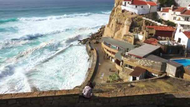 Fata Care Bucură Priveliștea Orașului Azenhas Mar Seaside Din Sintra — Videoclip de stoc
