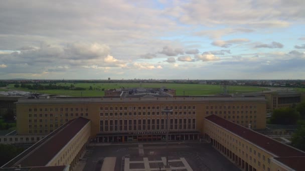 Tempelhof机场Tempelhof Field在2022年夏天 德国柏林的无人驾驶飞机在空中俯瞰全景 4K从上面看Marnitz电影 — 图库视频影像