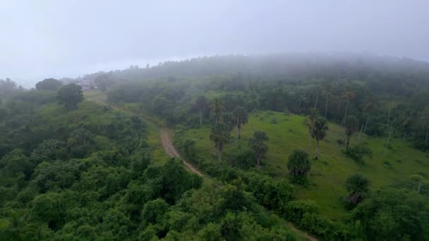 Luchtvlucht Groene Berg Pad Tijdens Mistige Dag Santo Cerro Dominicaanse — Stockvideo