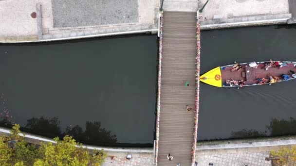 Vertikale Antenne Eines Touristenbootes Kanal Von Aveiro Portugal — Stockvideo