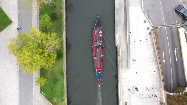 Aerial Top Tracking Shot Moliceiro Hajó Canal Aveiro Ban — Stock videók