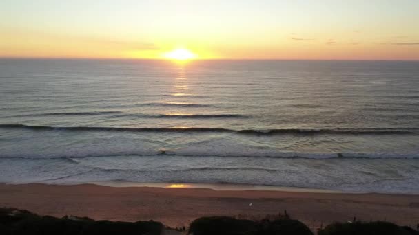 美しい海と人里離れたビーチの空中ビュー輝く夕日 — ストック動画