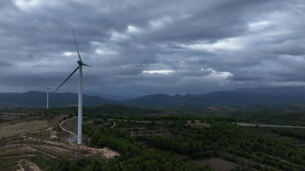 Cielo Oscuro Malhumorado Sobre Terreno Montañoso Con Una Turbina Eólica — Vídeos de Stock