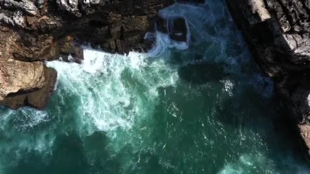 Mar Feroz Golpeando Acantilados Rocosos Boca Inferno Vuelo Aéreo Arriba — Vídeos de Stock
