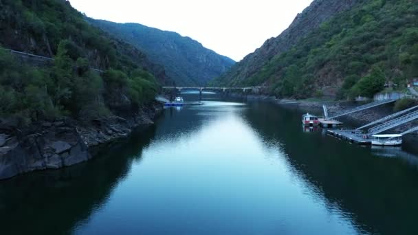 Τουριστική Βάρκα Στον Ποταμό Sil Ribeira Sacra Canyon Αεροφωτογραφία — Αρχείο Βίντεο