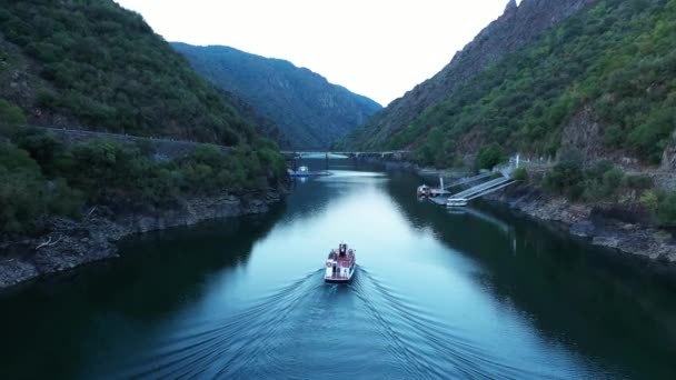Ποταμός Sil Touristic Cruise Boat Στο Canyon Στο Ribeira Sacra — Αρχείο Βίντεο