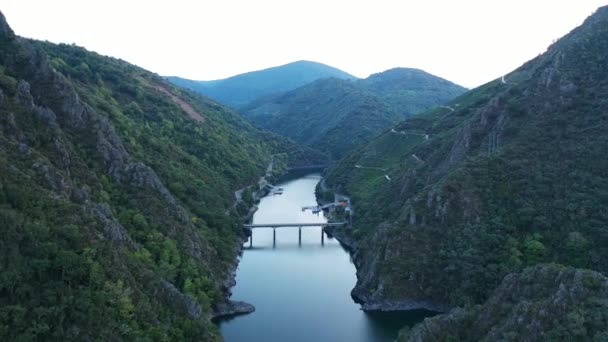 Drone Flying Steep River Sil Ribeira Sacra Canyon Abeleda Spain — стокове відео