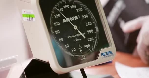 Έλεγχος Υγείας Αρτηριακής Πίεσης Και Καρδιακό Ρυθμό Αναλογικό Μετρητή Πίεσης — Αρχείο Βίντεο