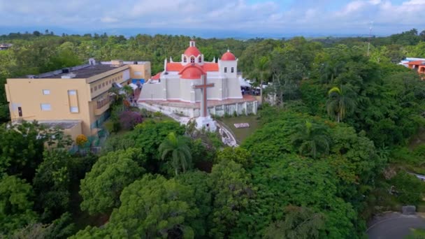 多米尼加共和国拉维加的天主教学校 十字教堂和圣塞罗教堂 空中方法 — 图库视频影像