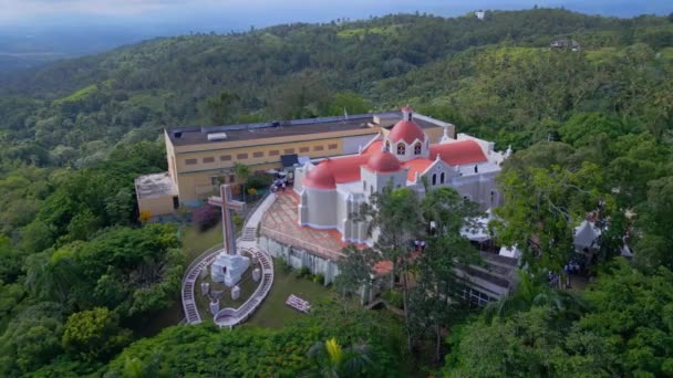 多米尼加共和国拉维加市红房子和天主教学校的圣塞罗教堂空中景观 — 图库视频影像
