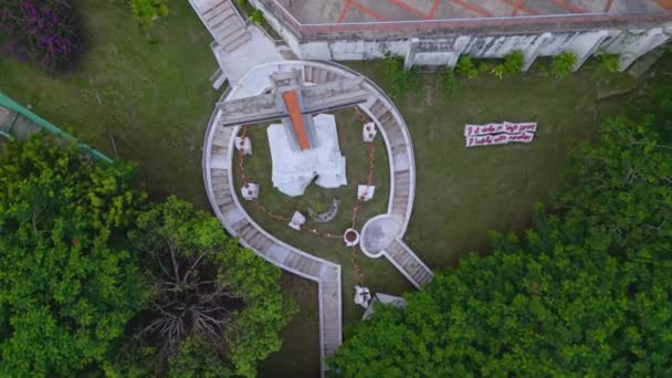 ヌエストラ ソーラ メルセデスの聖域 サント チェッロに近い大きな十字架 ドミニカ共和国のラ 空中トップダウンが真上を旋回 — ストック動画