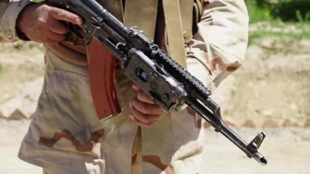 Közelkép Hadsereg Katonájáról Egyenruhás Katonai Lőfegyver Tartóban Kezével Fegyverén Áll — Stock videók