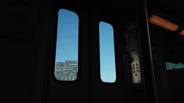 Ponto Vista Passageiro Olhando Para Porta Trem Movimento Paisagem Cidade — Vídeo de Stock