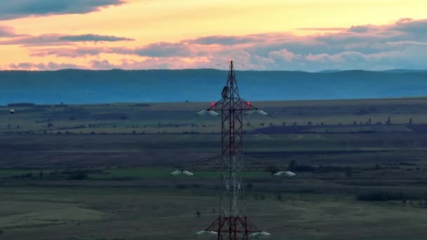 Висхідний Повітряний Постріл Вежі Передачі Сільськогосподарських Полях Перед Гірським Хребтом — стокове відео
