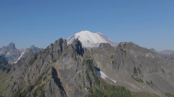 雪に覆われた背景にレイニア山と岩の尾根や山の高速空飛ぶ — ストック動画