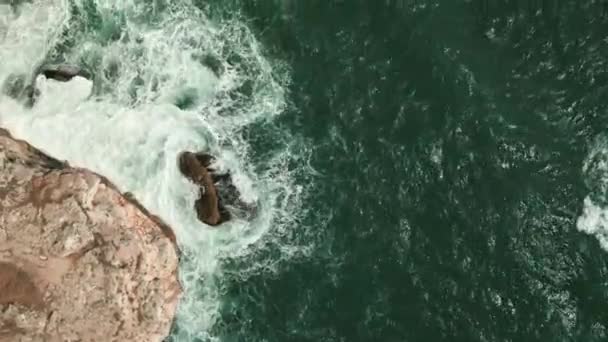 Wellen Krachen Die Küste Mit Felsformation Landschaftlich Ruhige Friedliche Meereslandschaft — Stockvideo