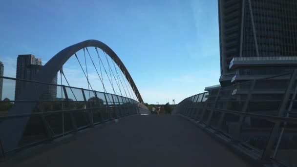 Široká Jízda Kole Přes Jižní Most Garrison Crossing — Stock video