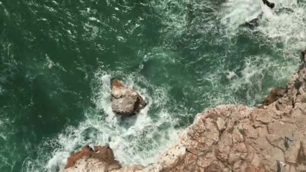 Drone Πετούν Πάνω Από Εκπληκτική Φυσικό Θαλασσογραφία Κύματα Ωκεανού Συντρίβεται — Αρχείο Βίντεο