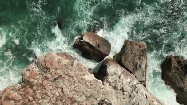 Légi Felülről Lefelé Felfedve Szikla Geológiai Képződmény Kék Érintetlen Szennyeződésmentes — Stock videók