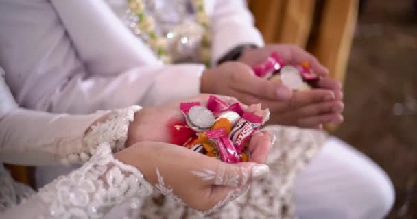 Main Mariée Tenant Beaucoup Bonbons Pièces Pièces Monnaie Rupiah Pour — Video