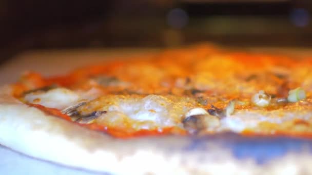 非常に熱いオーブンでピザ料理 チーズ泡を閉じます — ストック動画