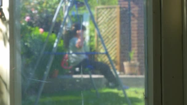 Невпізнавана Дівчинка Дитина Грається Англійському Саду Гойдалки Перед Втечею — стокове відео