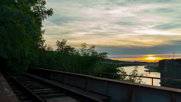 Sonnenuntergang Und Wolkenkratzer Zeitraffer Von Eisenbahnbrücke Der Nähe Des Albertkanals — Stockvideo
