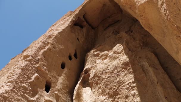 Uno Los Budas Bamiyanos Históricos Tallado Piedra Arenisca Hacia Arriba — Vídeo de stock