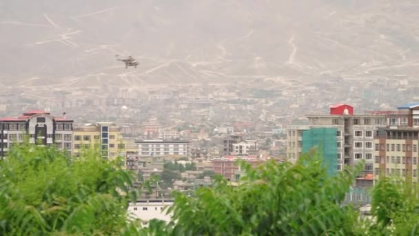 아프가니스탄의 불안정 상공으로 헬리콥터를 나르고 — 비디오