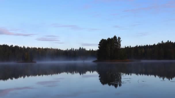 Lapso Tempo Paisagem Lago Nebuloso Finlândia Névoa Está Movendo Rapidamente — Vídeo de Stock