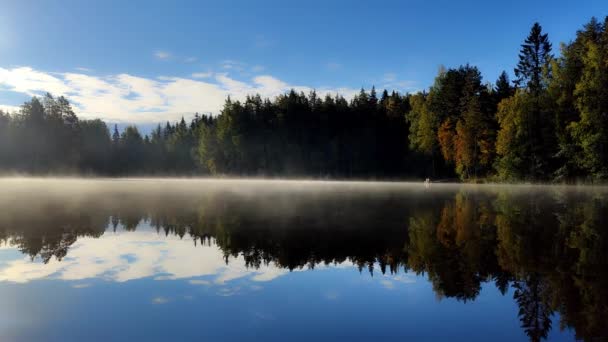 Красивые Пейзажи Озера Финляндии Туман Движется Поверхности Воды Восходит Солнце — стоковое видео