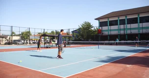 Зрелый Человек Играет Теннисном Корте Теннис Является Олимпийским Видом Спорта — стоковое видео