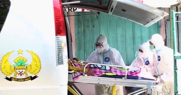 자바의 종사자들은 코로나 바이러스 환자를 구급차에 인도네시아 웨스트 병원으로 — 비디오