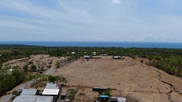 Edifícios Rurais Paisagem Balinesa Arenosa Com Oceano Azul Horizonte Vista — Vídeo de Stock