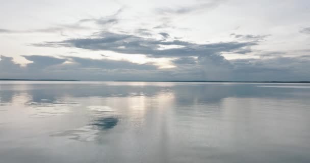 Wasser Des Amazonas Bei Sonnenuntergang Wolken Die Sich Auf Dem — Stockvideo