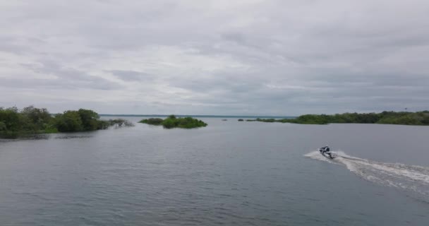 Jet Ski Segling Vatten Rio Negro Molnig Dag Flygfoto Spårningsskott — Stockvideo