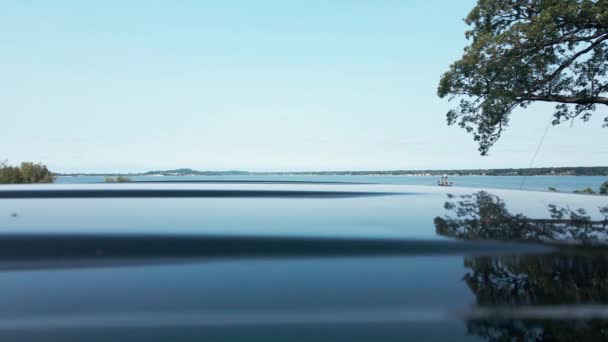Озеро Маскегон Заднем Плане Проезжают Машины — стоковое видео