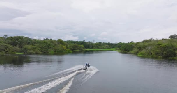 Amazonscenen Oigenkännlig Person Som Seglar Jet Ski Rio Negro Vatten — Stockvideo